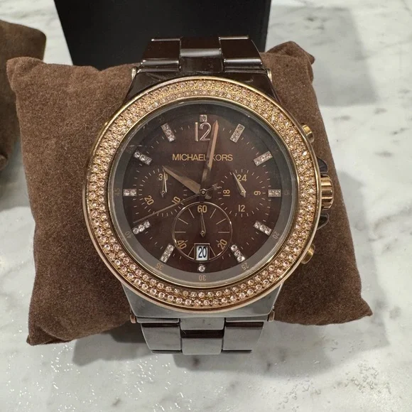 Michael Kors Gold and Brown Luxury Watches display picture 1